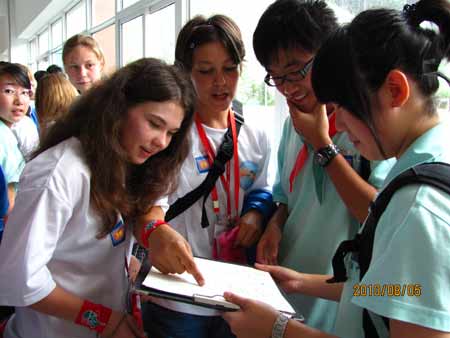 Российские школьники в Даляни посетили местную городскую среднюю школу номер 15