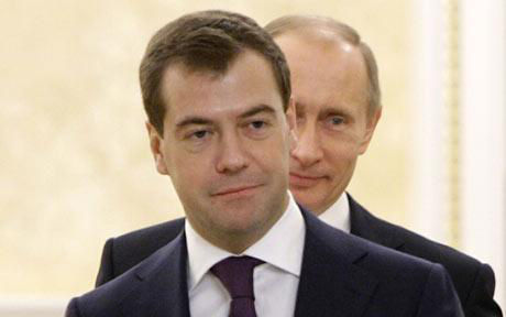 На снимке: 30 августа 2007 года, тогдашний президент России Путин и кандидат в президенты Медведев в лесу под Москвой.