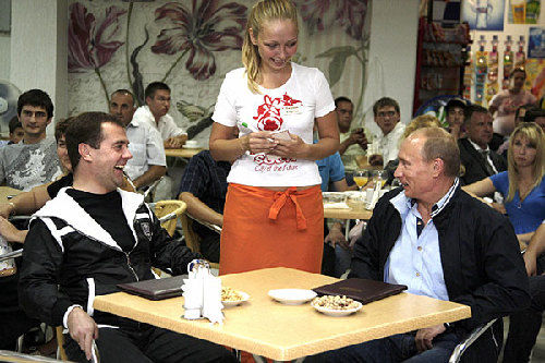 12 августа 2009 года, Путин и Медведев на берегу моря.