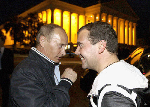 14 августа 2008 года, Путин и Медведев на электромобиле.