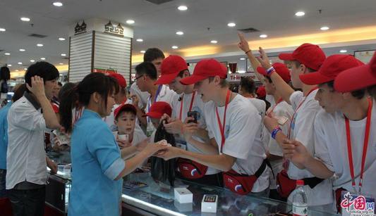 Российская детская делегация посещала рынок «Хунцяо» в Пекине