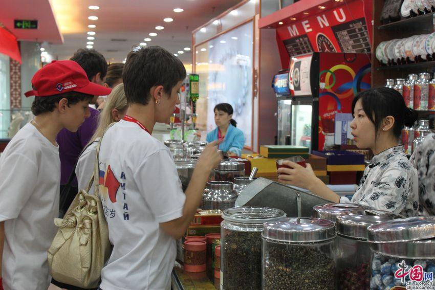 Российская детская делегация посещала рынок «Хунцяо» в Пекине
