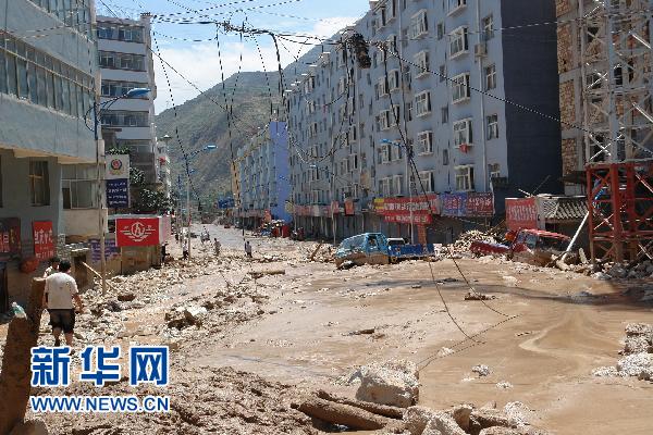 Серьезные оползни и наводнения в уезде Чжоуцюй провинции Ганьсу 