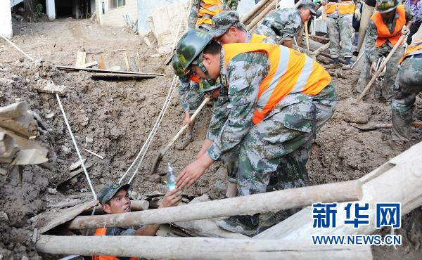 Спасение людей после оползней в уезде Чжоуцюй провинции Ганьсу 