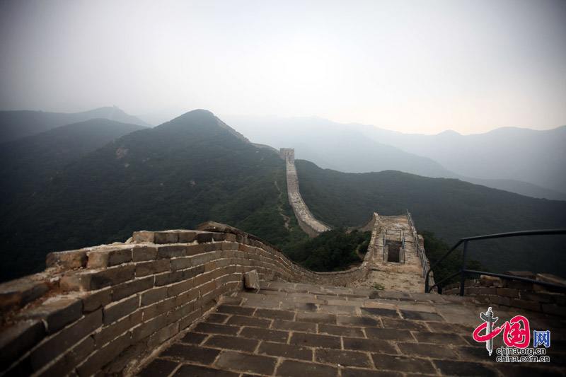 Разрушенная часть участка Великой китайской стены Бадалин