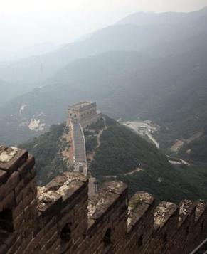 Разрушенная часть участка Великой китайской стены Бадалин