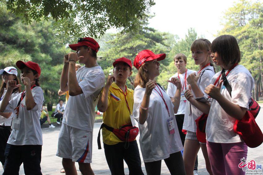 Участники детского летнего лагеря танцуют в парке «Ихэюань»