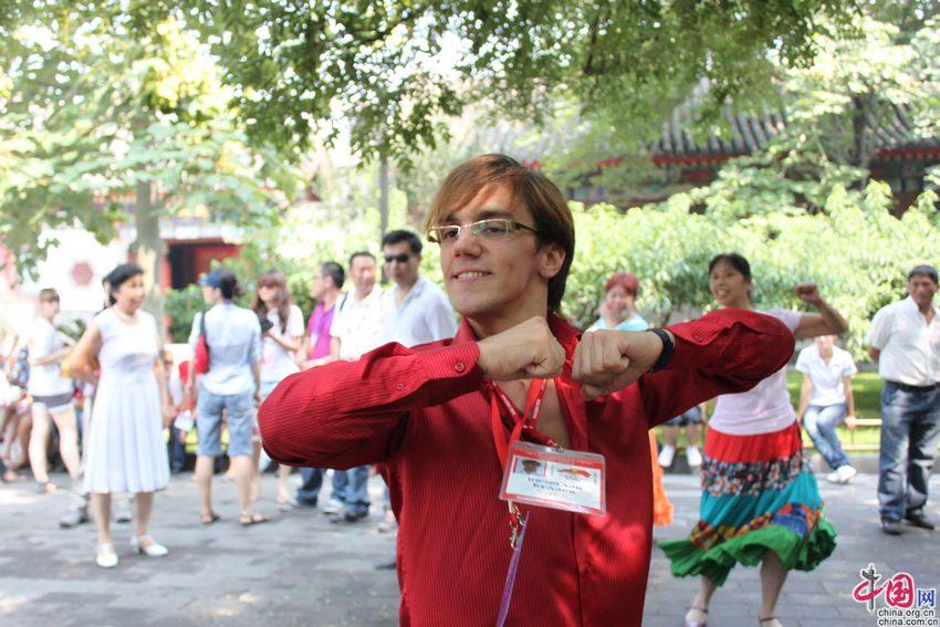 Участники детского летнего лагеря танцуют в парке «Ихэюань»