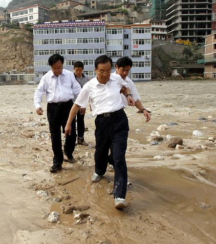 Вэнь Цзябао продолжает руководить спасательными работами в районе бедствия Чжоуцюй провинции Ганьсу