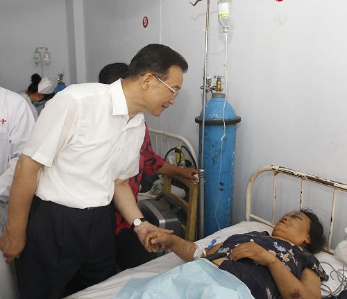 Вэнь Цзябао продолжает руководить спасательными работами в районе бедствия Чжоуцюй провинции Ганьсу
