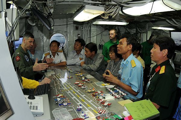 Ядерный авианосец ВМФ США «Джордж Вашингтон» посетил Вьетнам 2
