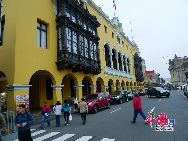 Столица Перу Лима находится на берегу Тихого океана. Там редко идут дожди, за что Лима прославился как «город без дождей». В центре Лимы находится площадь «Пласа Майор». 