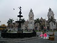 Столица Перу Лима находится на берегу Тихого океана. Там редко идут дожди, за что Лима прославился как «город без дождей». В центре Лимы находится площадь «Пласа Майор». Медный фонтан в центре площади был создан в 1650 году.