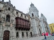 Столица Перу Лима находится на берегу Тихого океана. Там редко идут дожди, за что Лима прославился как «город без дождей». 