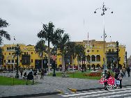 Столица Перу Лима находится на берегу Тихого океана. Там редко идут дожди, за что Лима прославился как «город без дождей». 