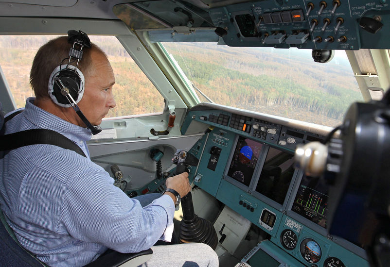 Премьер России Путин сам, управляя самолетом, принял участие в работе по тушению огня