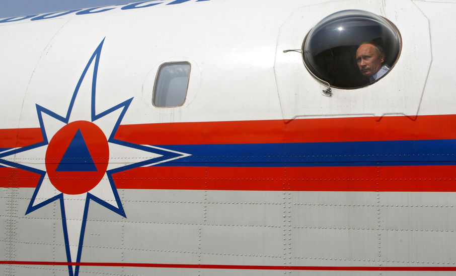 Премьер России Путин сам, управляя самолетом, принял участие в работе по тушению огня