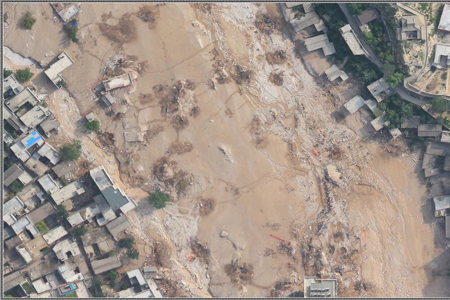 Фотографии после серьезных оползней и наводнений в узеде Чжоуцюй, сделанные с высоты птичьего полета самолетом-беспилотником
