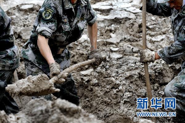 Трогательные моменты: руки солдатов-спасателей в пострадавшем уезде Чжоуцюй провинции Ганьсу
