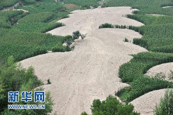 Поле после оползней в уезде Чжоуцюй с высоты птичьего полета