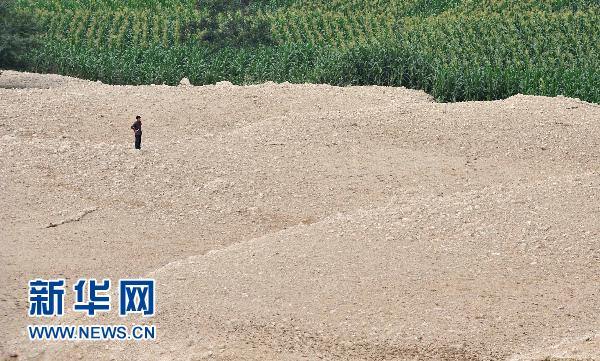 Поле после оползней в уезде Чжоуцюй с высоты птичьего полета