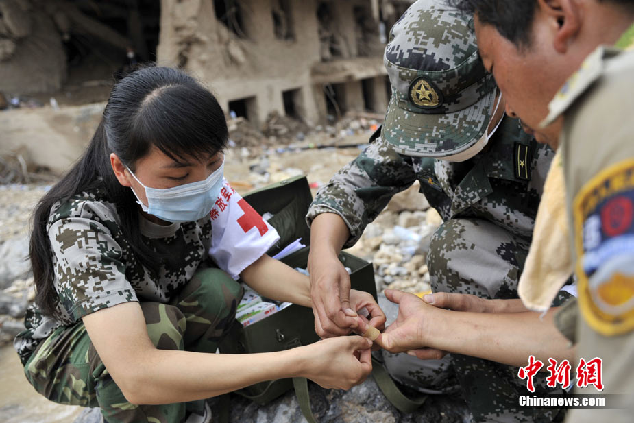 Медицинский отряд из женщин-солдат в пострадавших от оползней районах 2