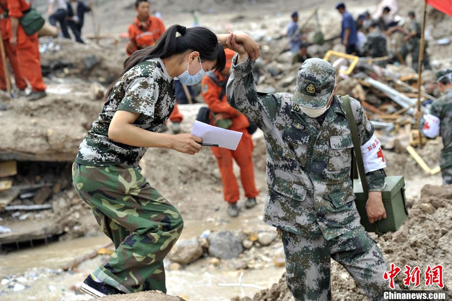 Медицинский отряд из женщин-солдат в пострадавших от оползней районах 3