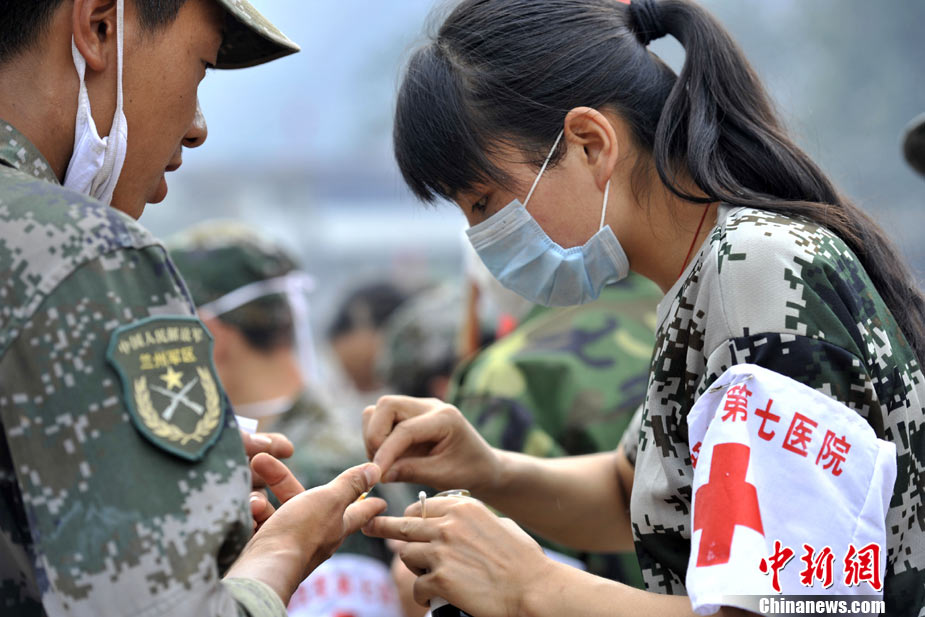 Медицинский отряд из женщин-солдат в пострадавших от оползней районах 4