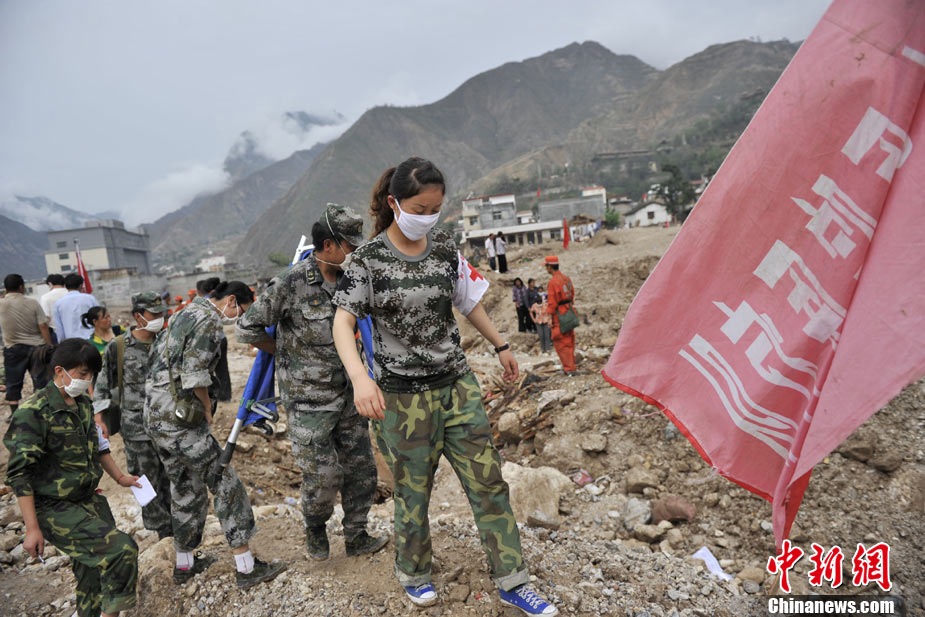 Медицинский отряд из женщин-солдат в пострадавших от оползней районах 5