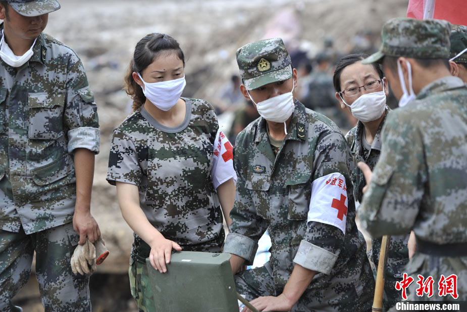 Медицинский отряд из женщин-солдат в пострадавших от оползней районах 6