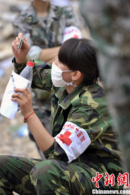 Медицинский отряд из женщин-солдат в пострадавших от оползней районах 7