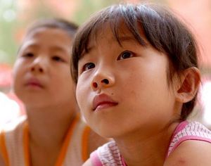 Дети в пострадавшем уезде Чжоуцюй могут вновь смотреть телевизор