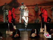 Концерт «Синьцзян, залитый солнцем» в исполнении Синьцзянского ансамбля песни и пляски состоялся 9-10 августа в пекинском театре «Поли Театр». 