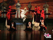 Танцы продемонстрировали образ жизни, традиционные праздники, свадебные обычаи и т.д. разных национальностей Синьцзяна. 