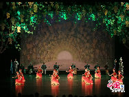 Танцы продемонстрировали образ жизни, традиционные праздники, свадебные обычаи и т.д. разных национальностей Синьцзяна. 