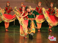 Синьцзян-Уйгурский автономный район издавна называют «родиной песен и плясок». Синьцзянский ансамбль песни и пляски был создан в 1949 году. 