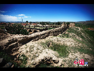 Древняя земляная стена в городе Янгао – участок Великой китайской стены. Она благодаря своей оригинальной форме и ярким спецификам высоко ценится специалистами и учеными.