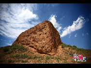 Древняя земляная стена в городе Янгао – участок Великой китайской стены. Она благодаря своей оригинальной форме и ярким спецификам высоко ценится специалистами и учеными.