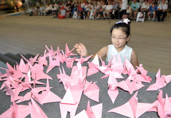 Тысячи посетителей в Парке павильонов ЭКСПО с бумажными журавлями выражают соболезнования пострадавшему уезду Чжоуцюй