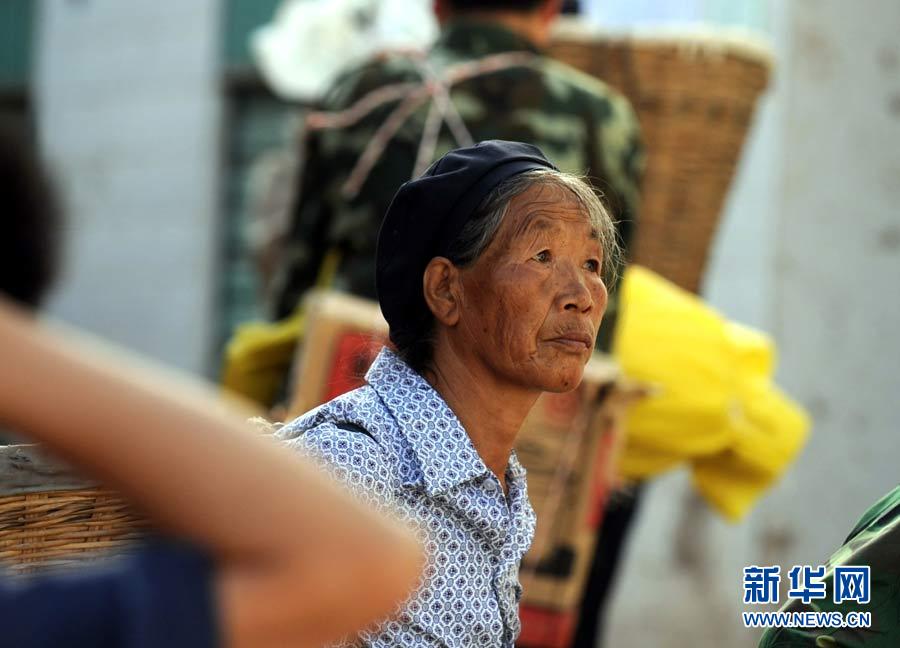 Глаза пострадавших людей в уезде Чжоуцюй