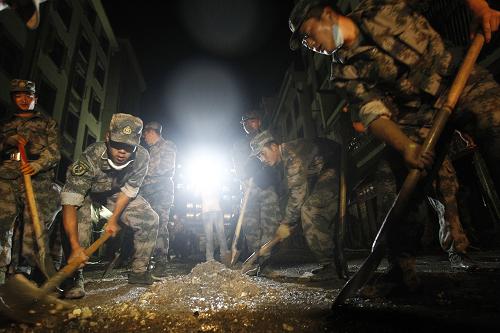 Вечером 17 августа, офицеры и солдаты из Ланьчжоуского военного округа убирают мусор на улицах в уезде Чжоуцюй провинции Ганьсу.