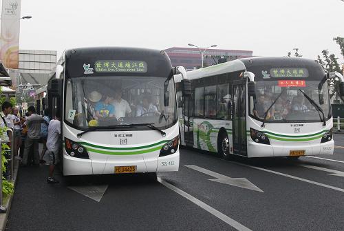 На фото: 18 августа, посетители используют автобусы в Парке павильонов ЭКСПО-2010 в Шанхае.