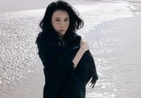 Сексуальная певица Мо Вэньвэй в съемках музыкального видеоклипа на море