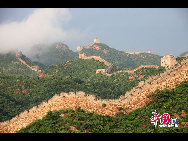 Он был построен под руководством известного полководца династии Мин Чи Цзигуна. Он известен широким обзором, множеством сторожевых башен, уникальными пейзажами и красивой архитектурой.