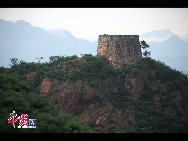 Он был построен под руководством известного полководца династии Мин Чи Цзигуна. Он известен широким обзором, множеством сторожевых башен, уникальными пейзажами и красивой архитектурой.