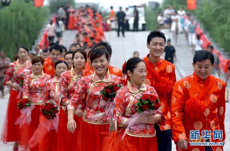 В городе Цзинань сто пар новобрачных провели коллективную свадьбу в традиционных свадебных костюмах 