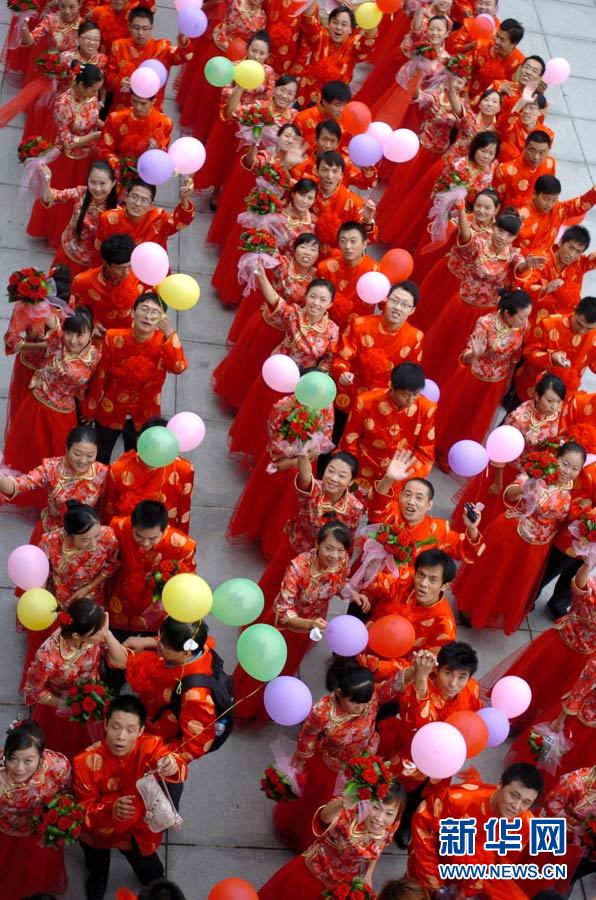 В городе Цзинань сто пар новобрачных провели коллективную свадьбу в традиционных свадебных костюмах 