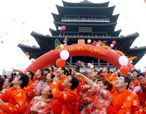 В городе Цзинань сто пар новобрачных провели коллективную свадьбу в традиционных свадебных костюмах