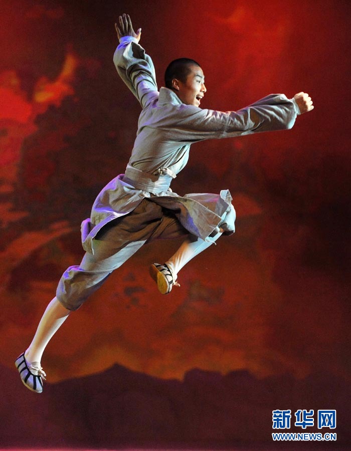На фото: 19 августа, в Парке павильонов ЭКСПО боевые монахи храма «Шаолинь» продемонстрировали мастерство кунфу в сценической опере «Легенда о боевом монахе храма «Шаолинь»».