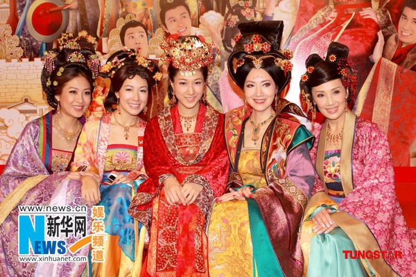 Сянганские актеры в древней одежде 5